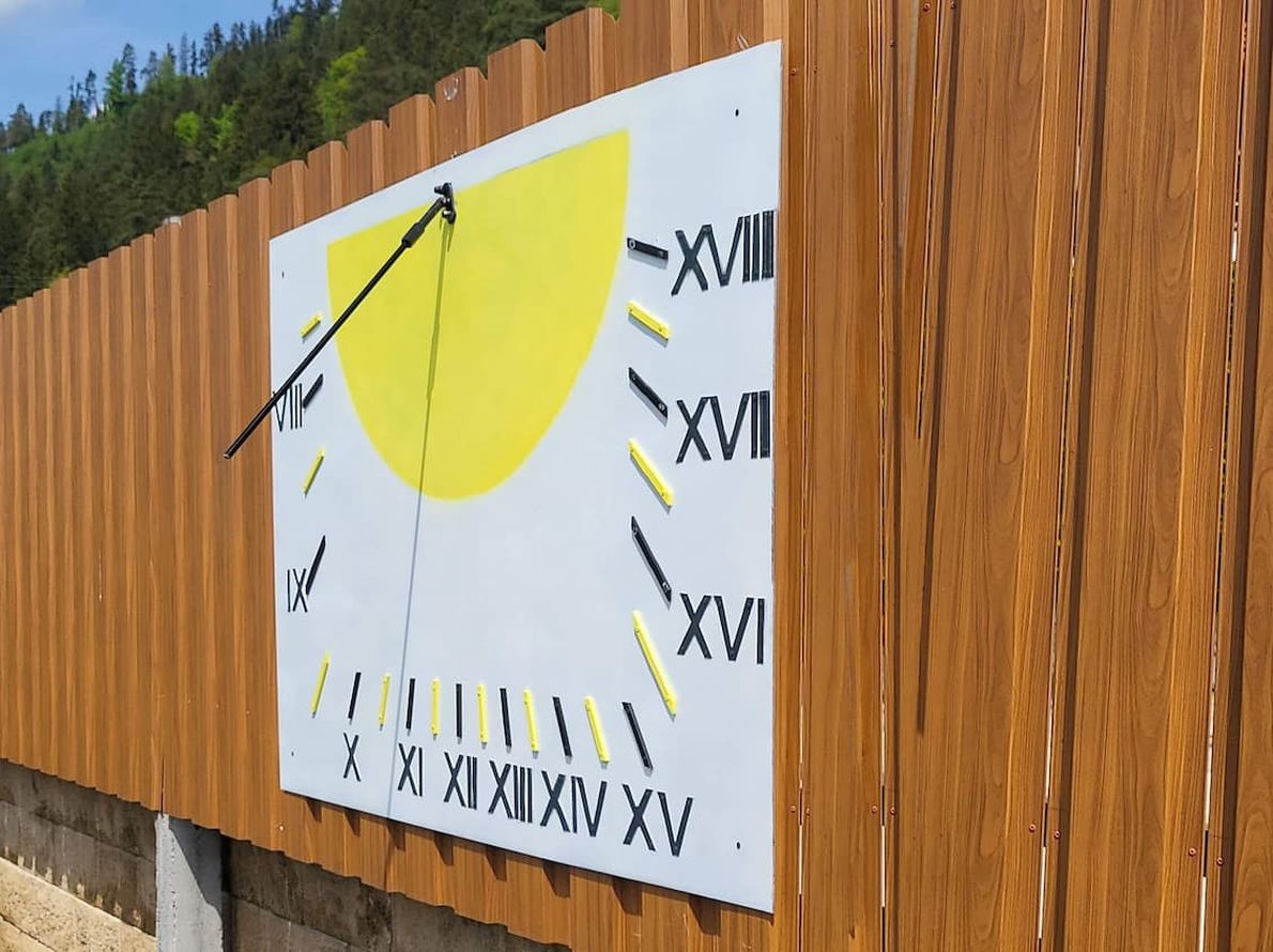 navpična sončna ura iz aluminija