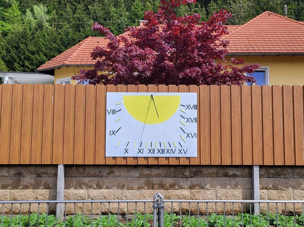 navpična sončna ura iz aluminija