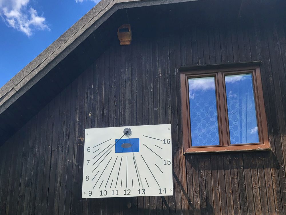 navpična sončna ura iz aluminija