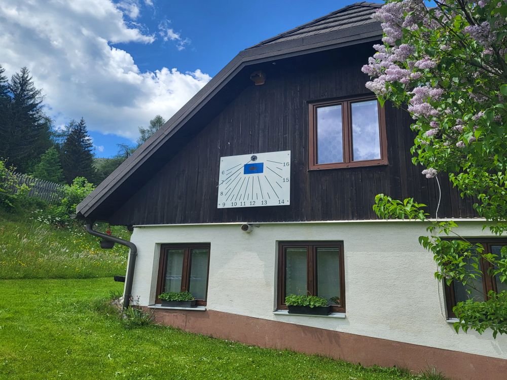 navpična sončna ura iz aluminija