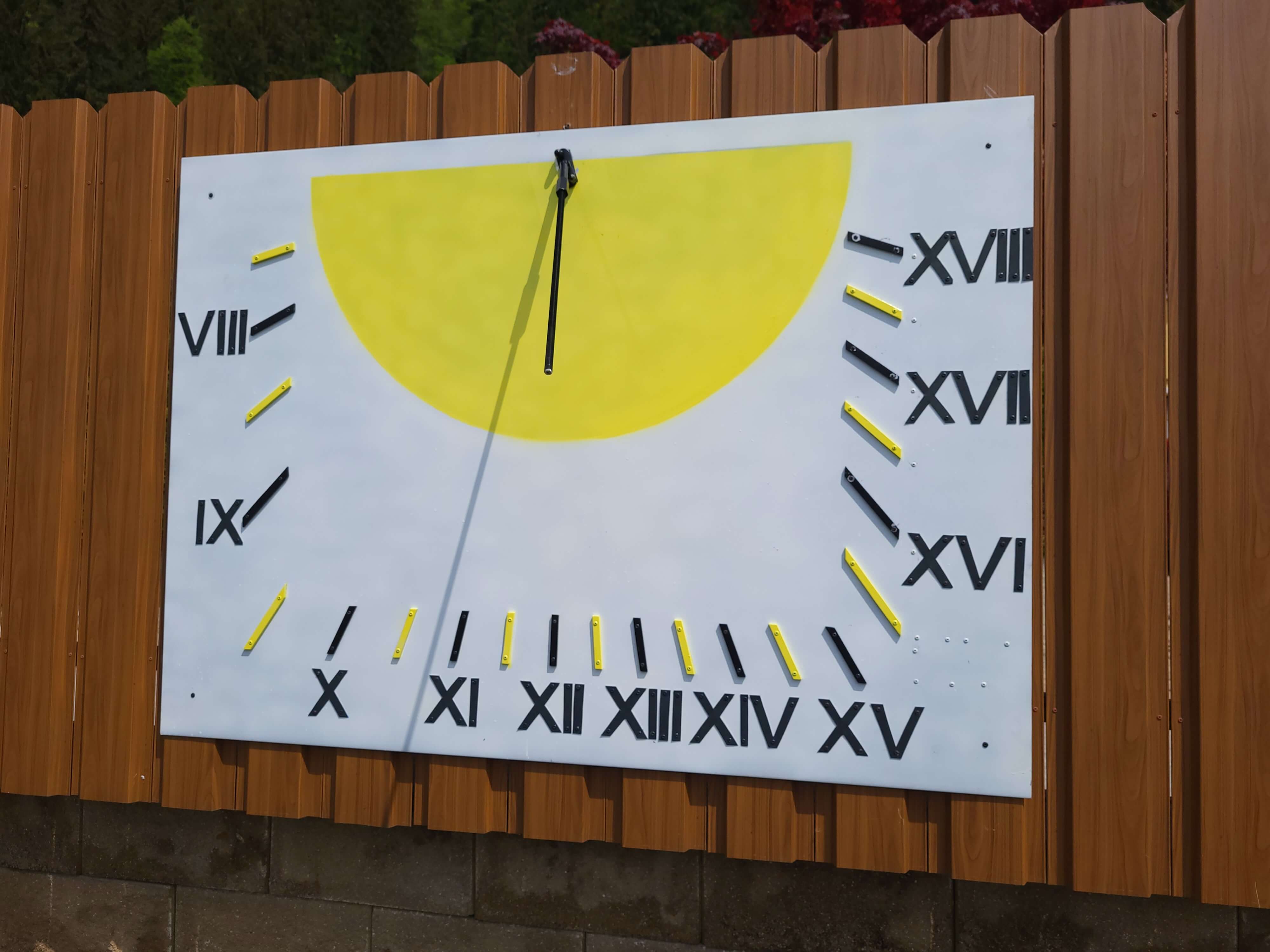 Vertikalna sončna ura iz aluminija na steni objekta