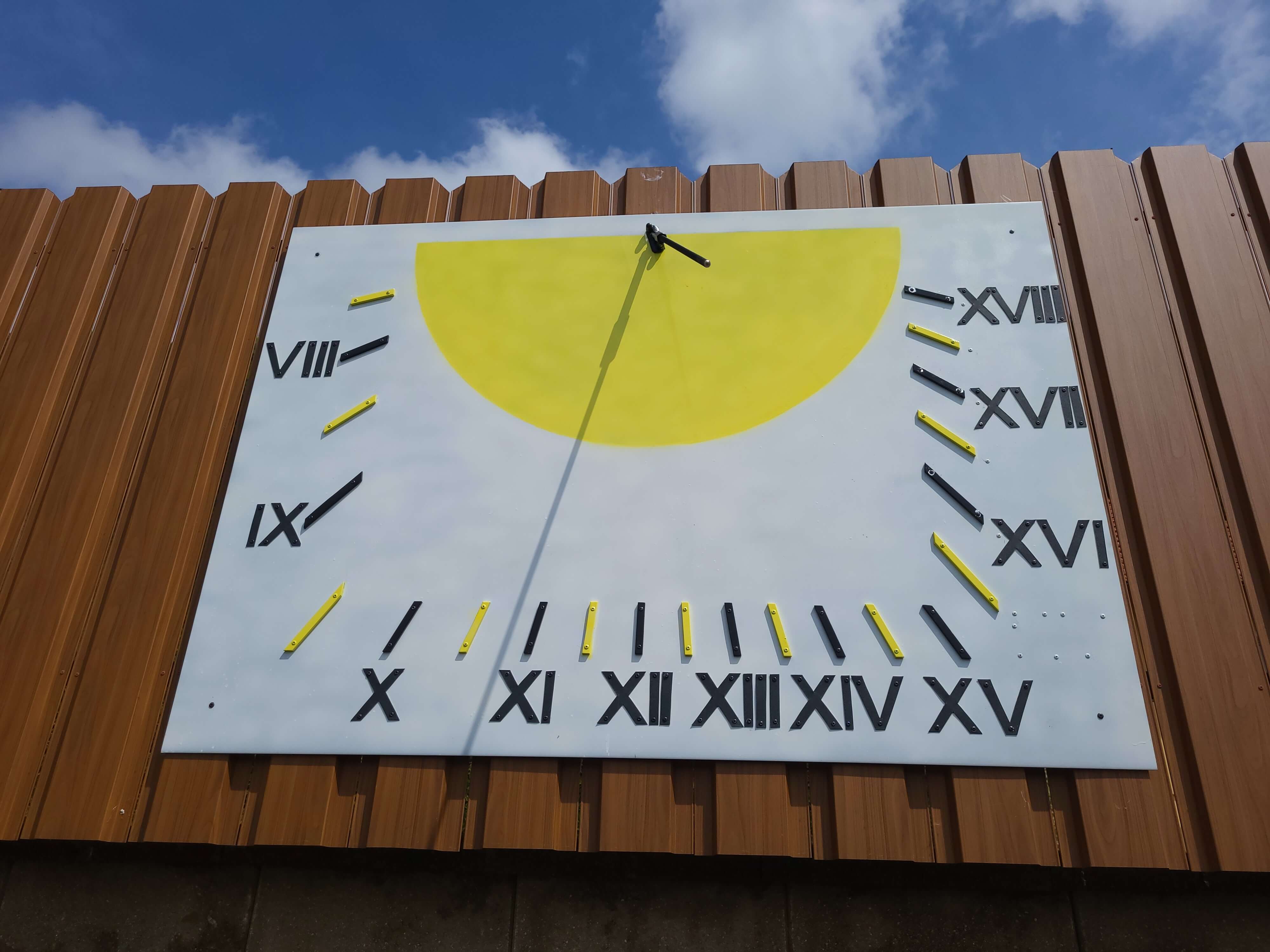 Detajl klasične aluminijaste sončne ure