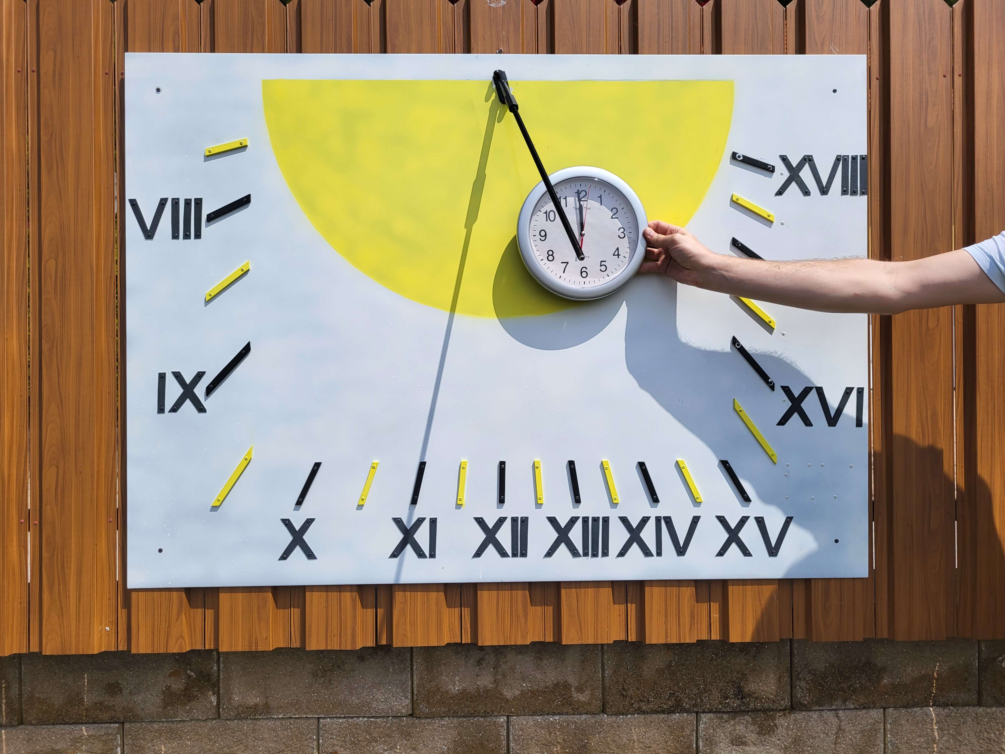 Pogled na številčnico klasične sončne ure iz aluminija