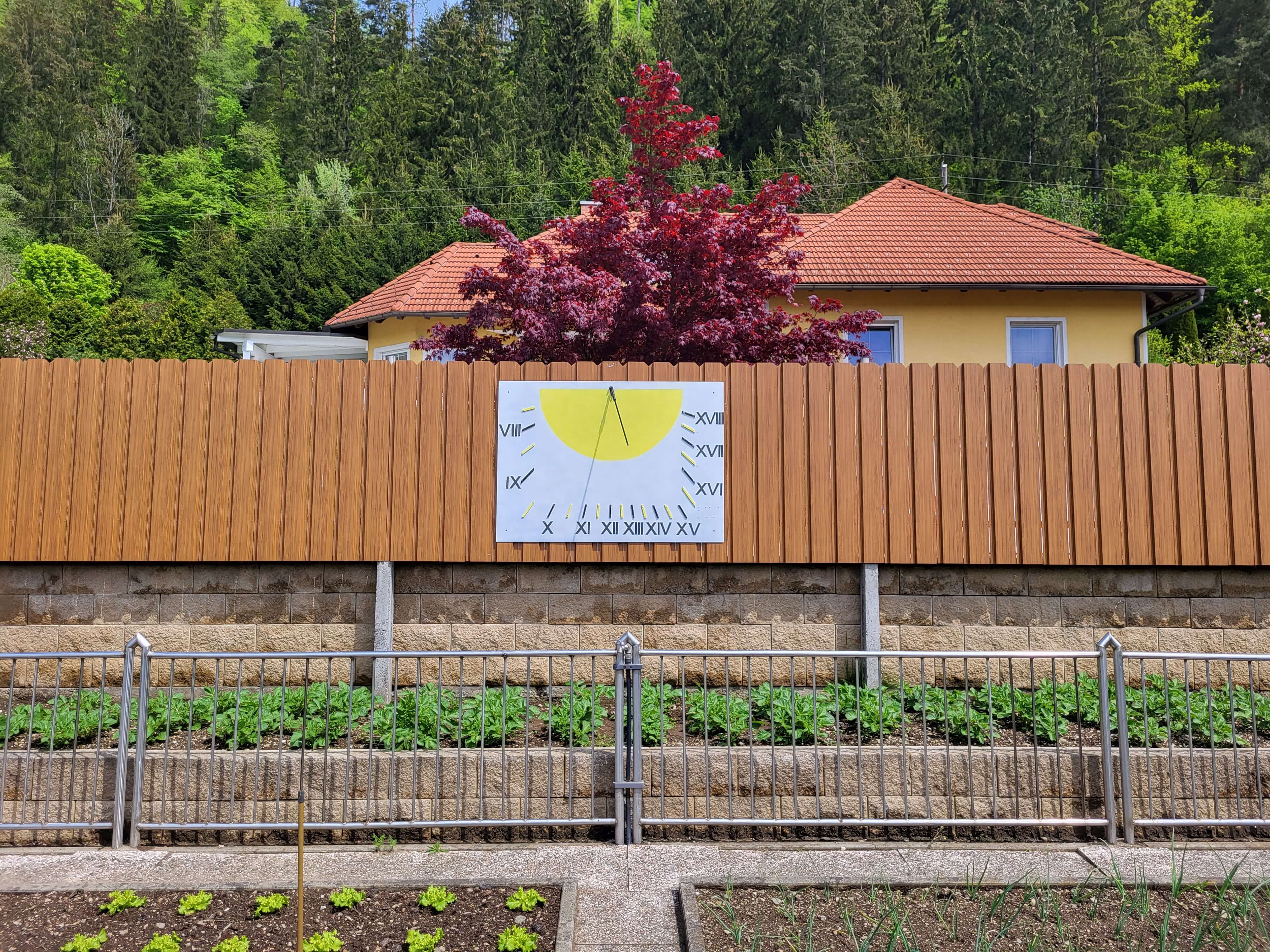 Izdelana klasična vertikalna sončna ura iz aluminija