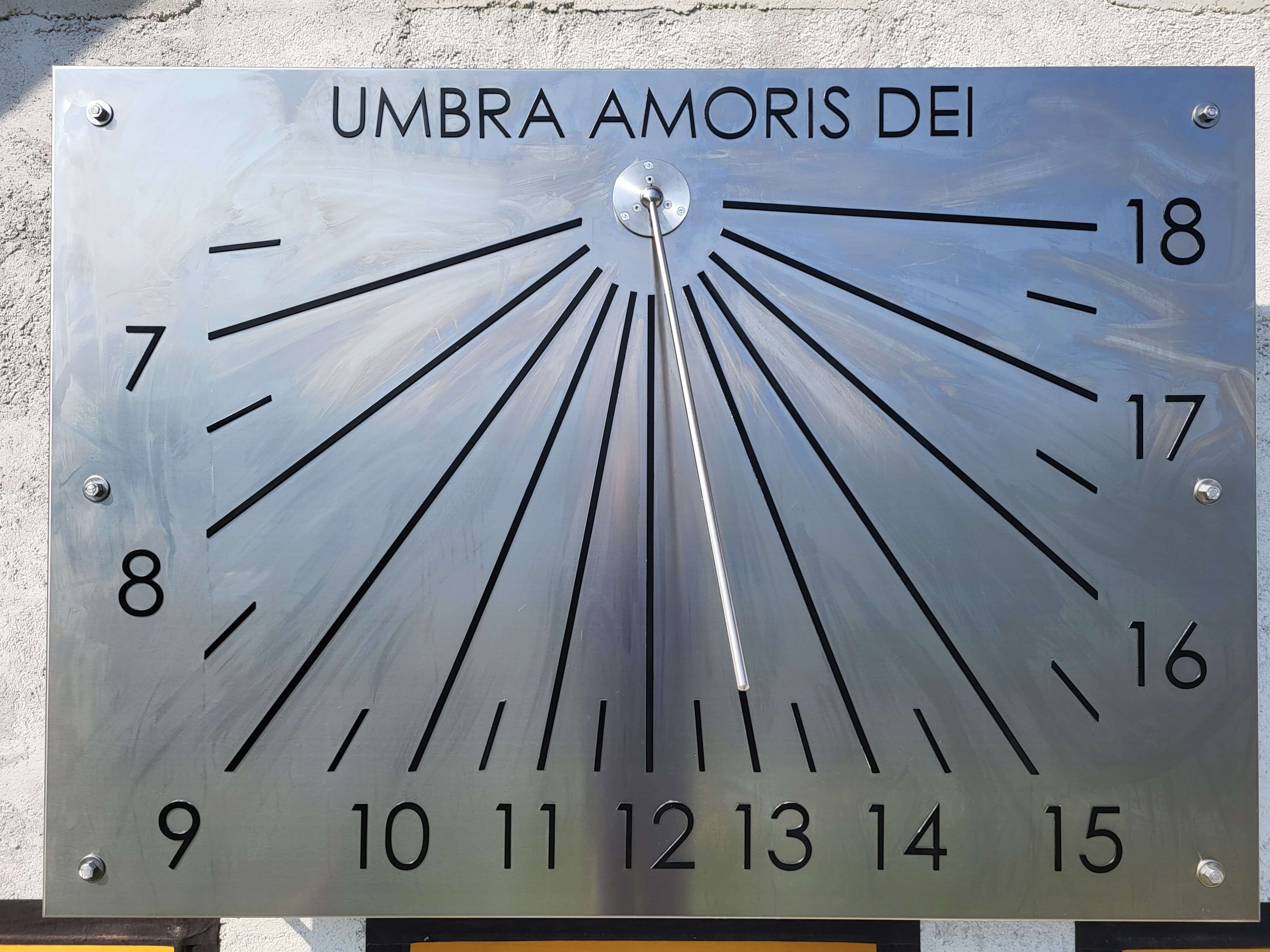 Primer vertikalne sončne ure iz nerjavnega jekla