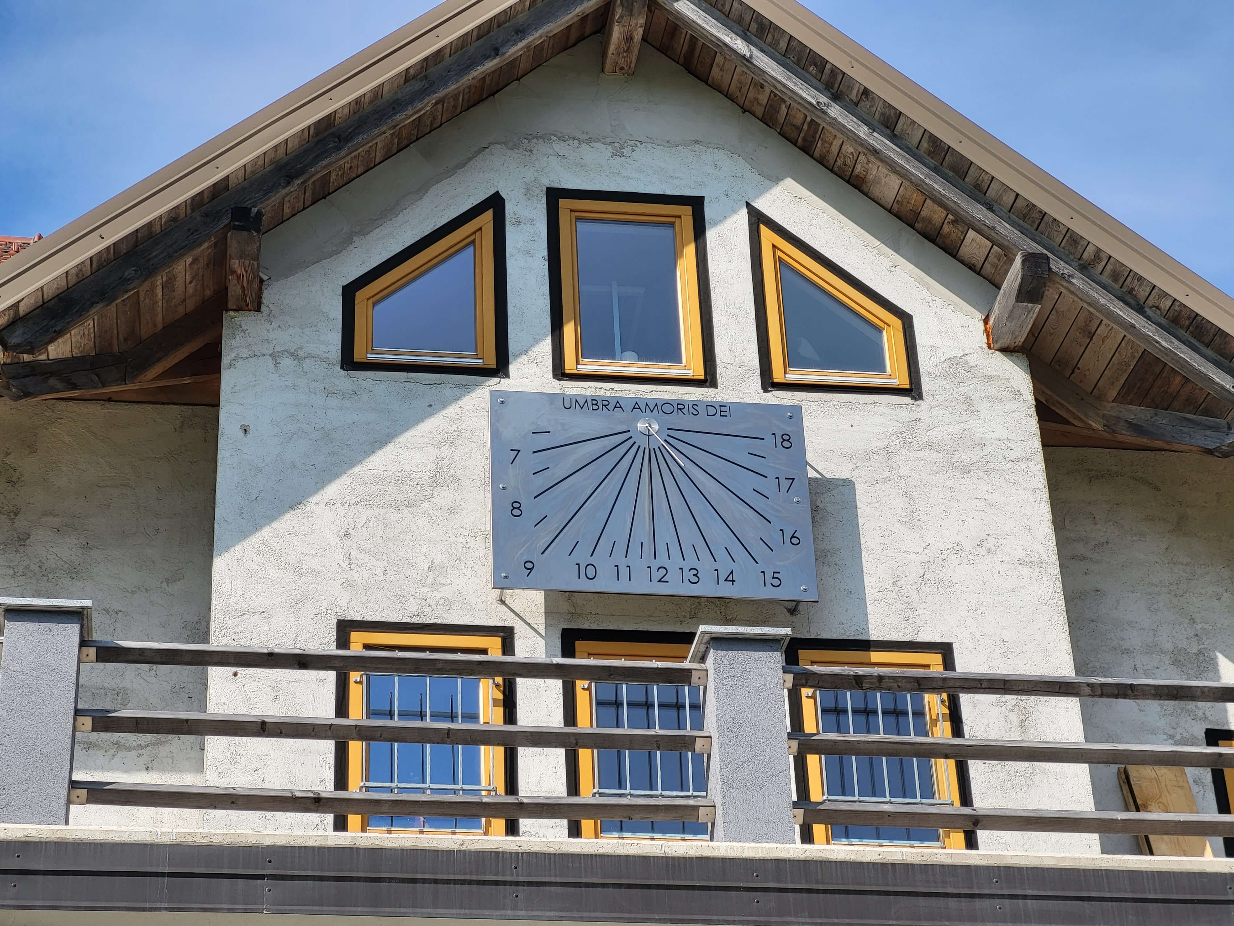 Detajl vertikalne sončne ure iz nerjavnega jekla