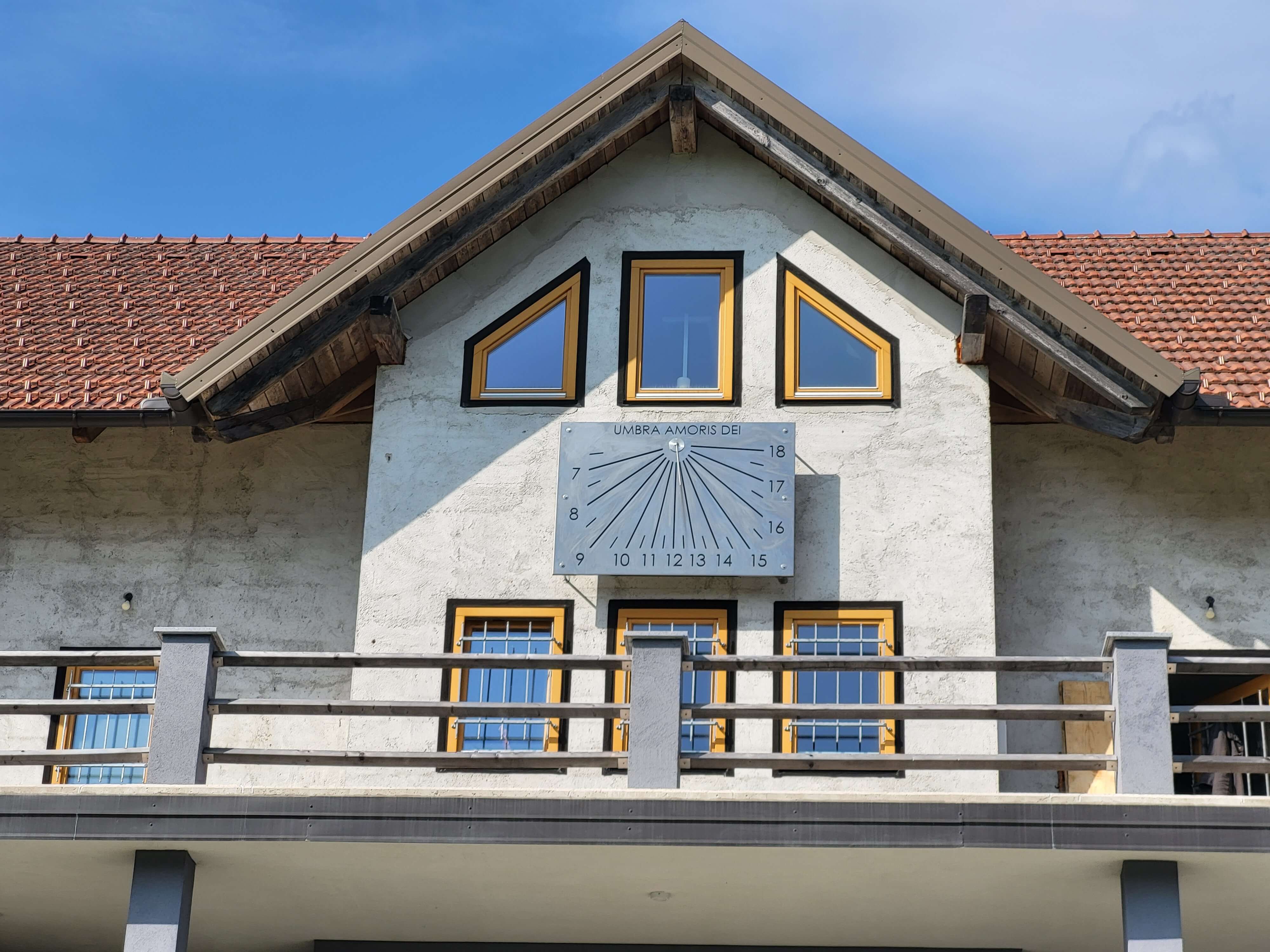 Pogled na številčnico sončne ure iz nerjavnega jekla