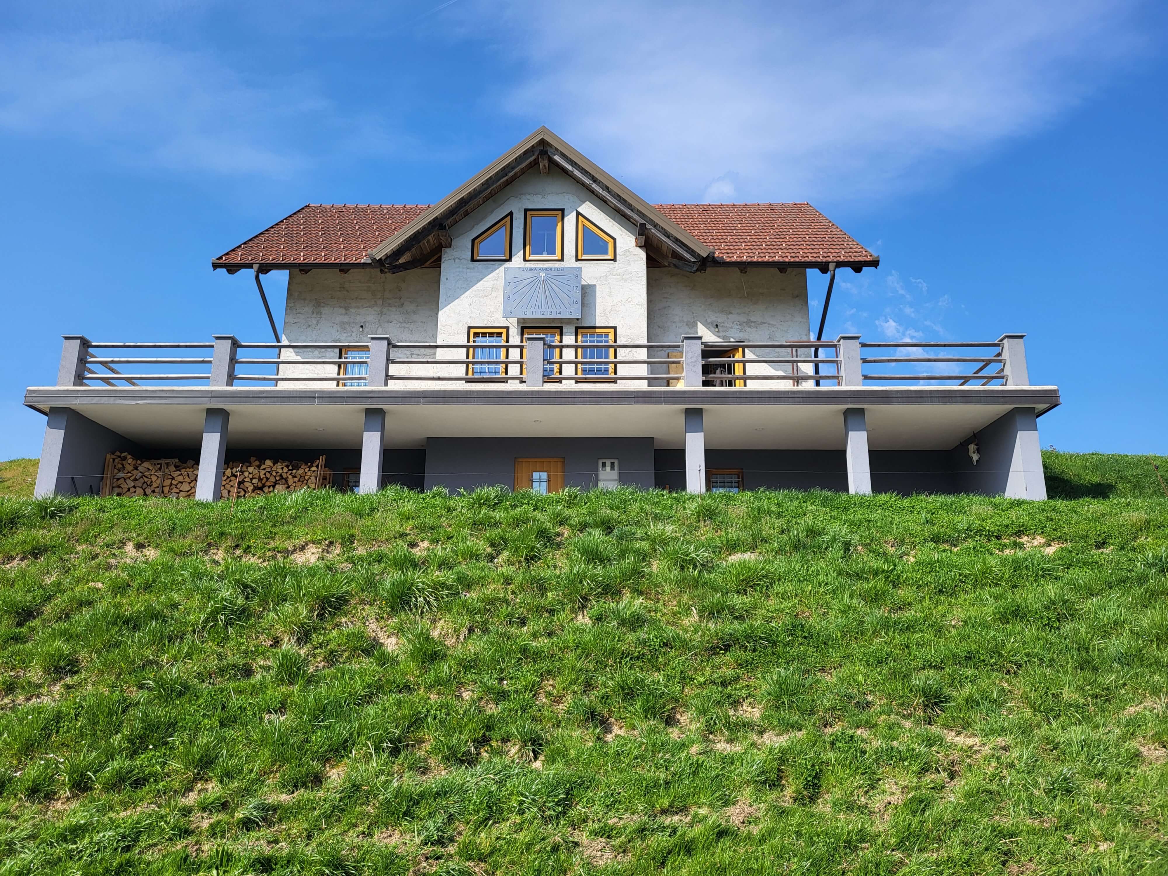 Izdelana vertikalna sončna ura iz nerjavnega jekla