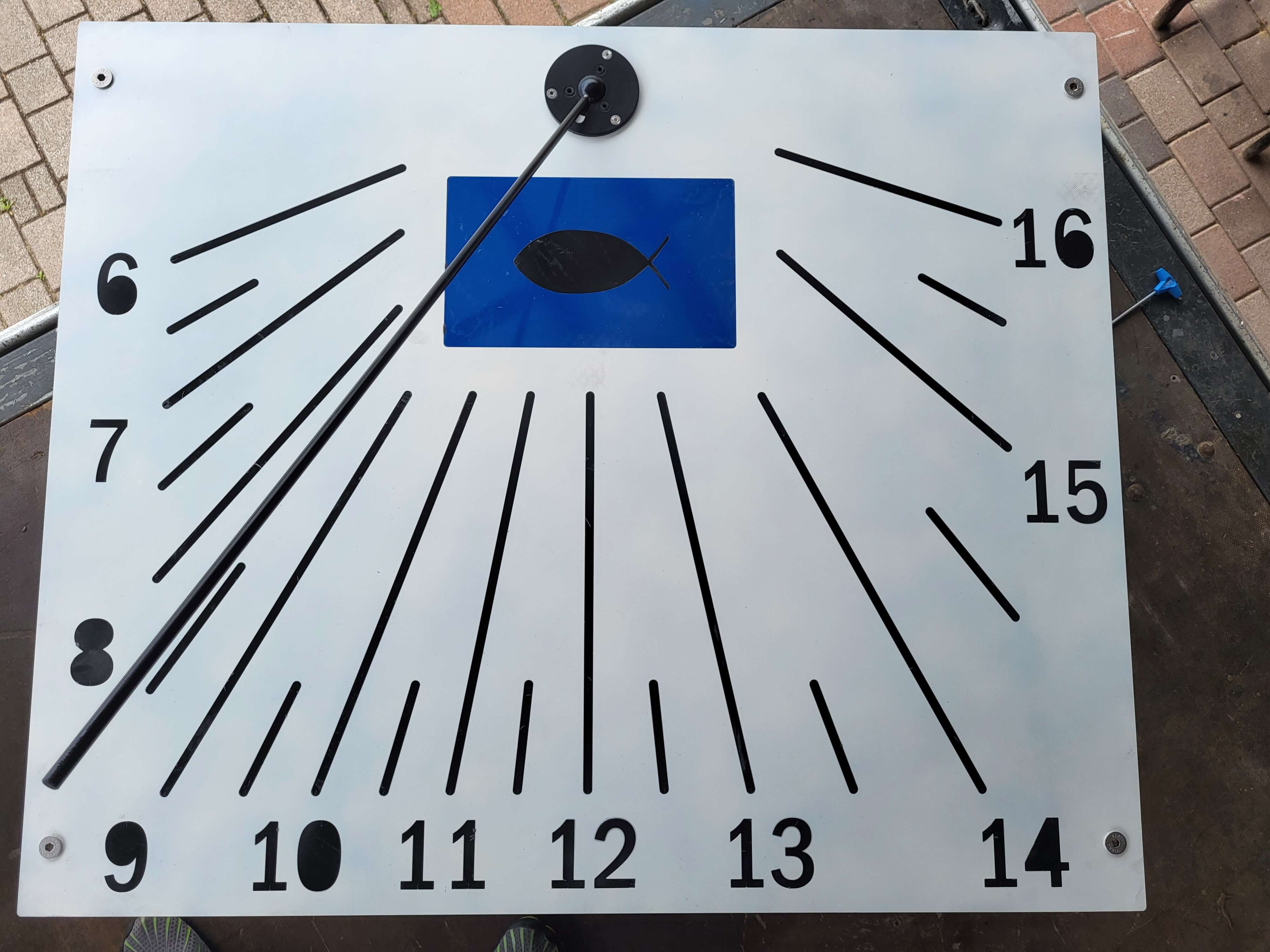 Primer vertikalne sončne ure iz aluminija