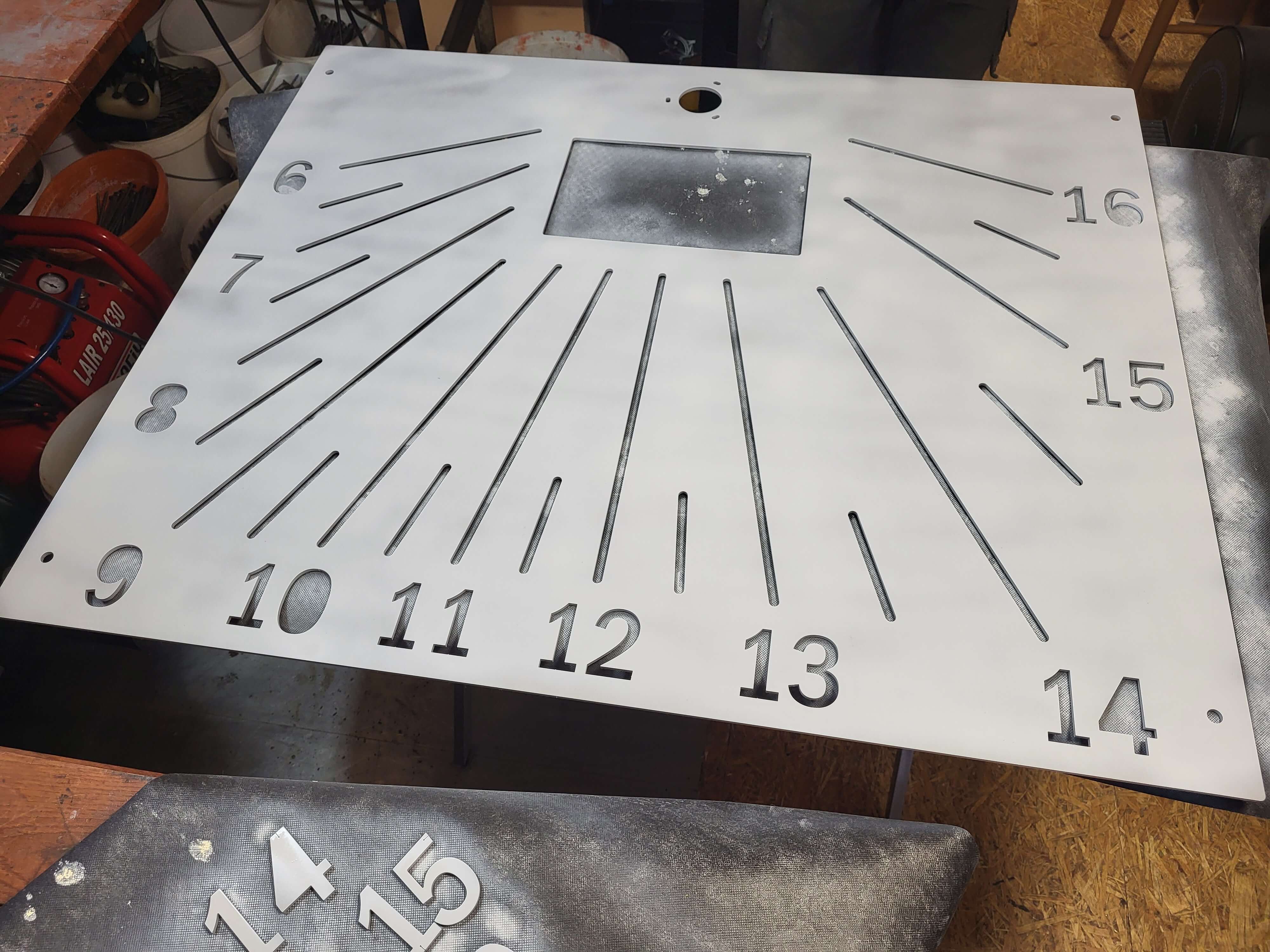 Vertikalna sončna ura iz aluminija na steni objekta