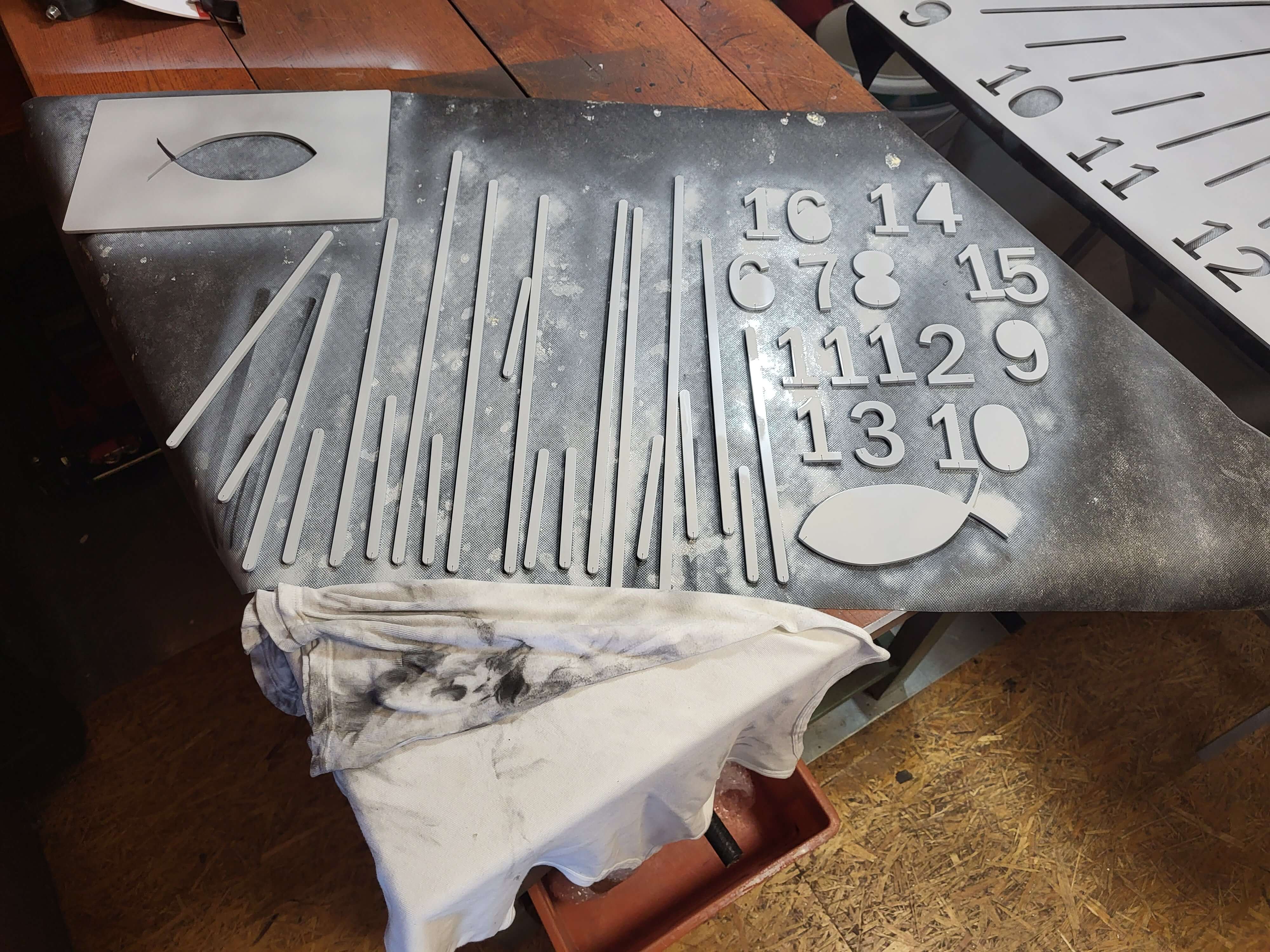 Detajl aluminijaste vertikalne sončne ure