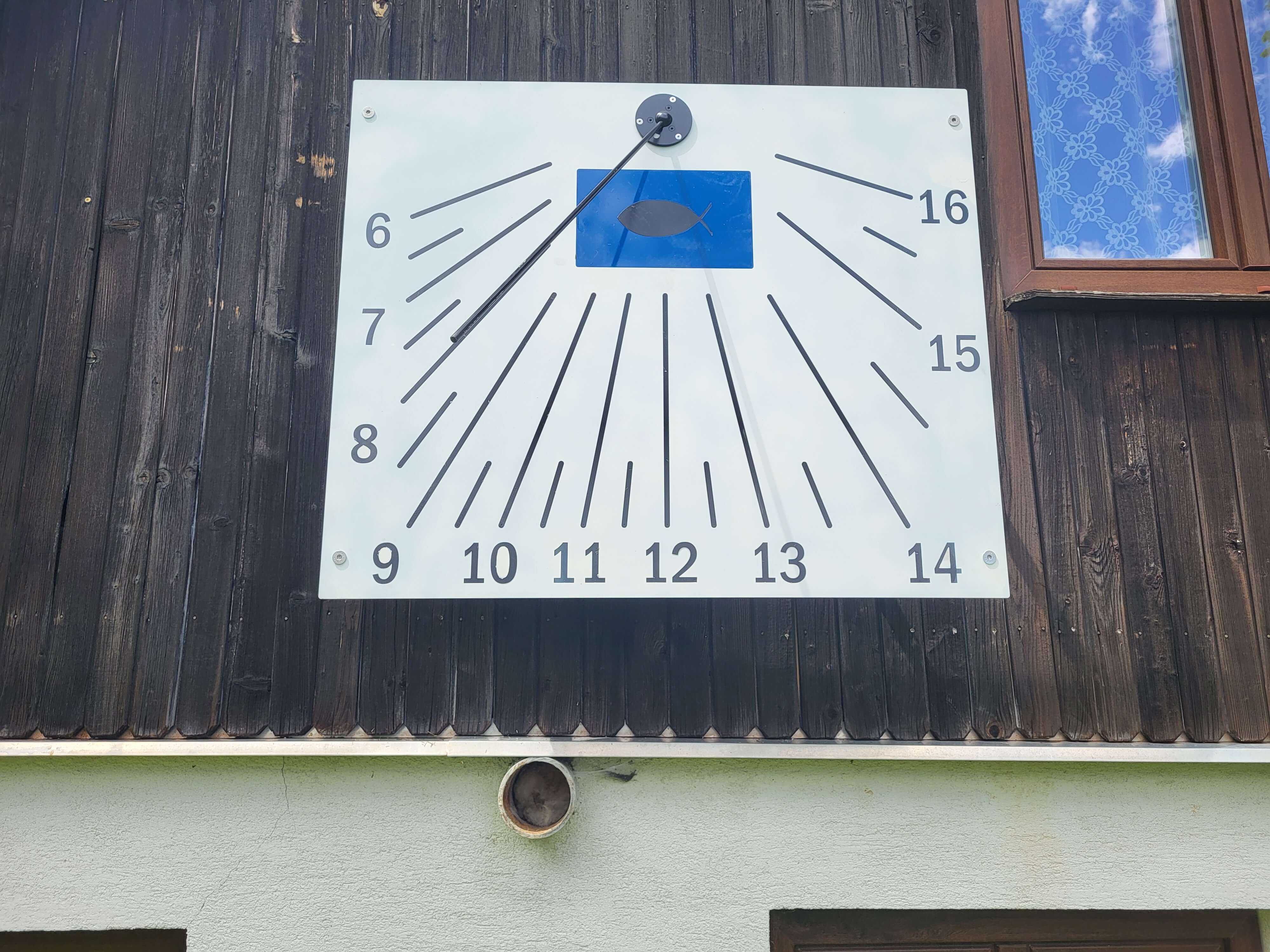 Pogled na številčnico sončne ure iz aluminija