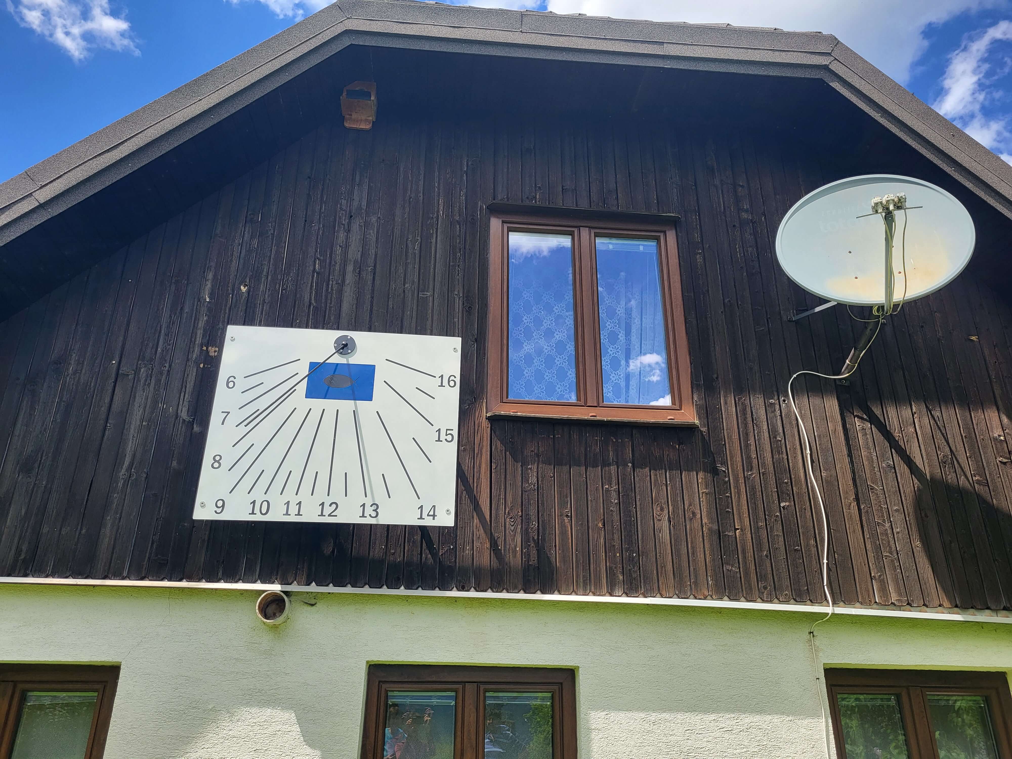 Izdelana vertikalna sončna ura iz aluminija